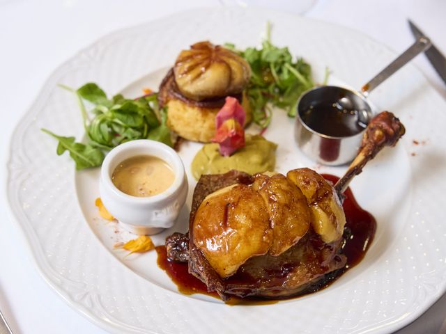 La Vieille Auberge Confit de Canard aux Pommes