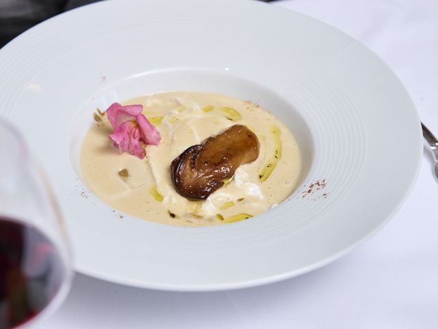 La Vieille Auberge Œuf Poché mousseline de Cèpes jus de Volaille Pain d'épice et Foie Gras